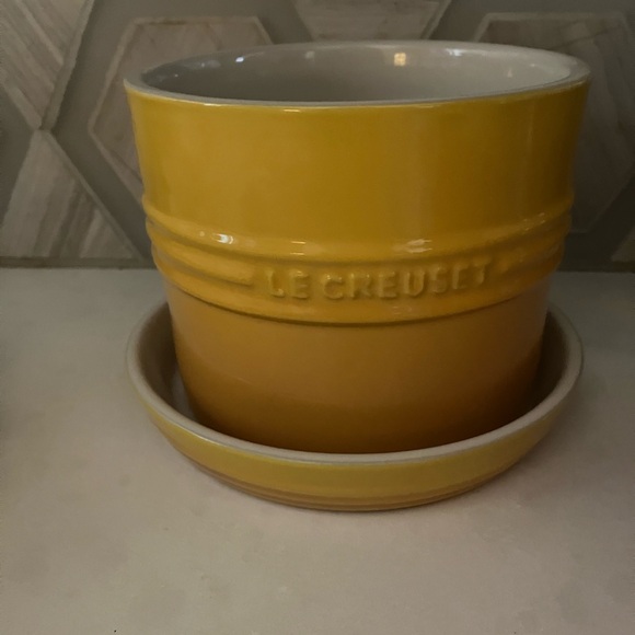 Le Creuset Yellow Ombré Planter with Saucer - Picture 1 of 6